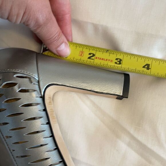 AQUATALIA GUNMETAL CUT OUT PEEPTOE SHOES. … - Picture 5 of 9